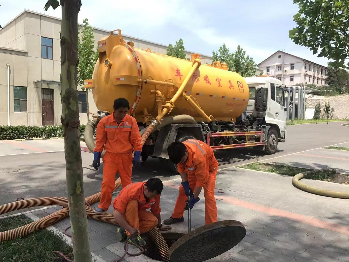 怀远管道疏通车停在窨井附近