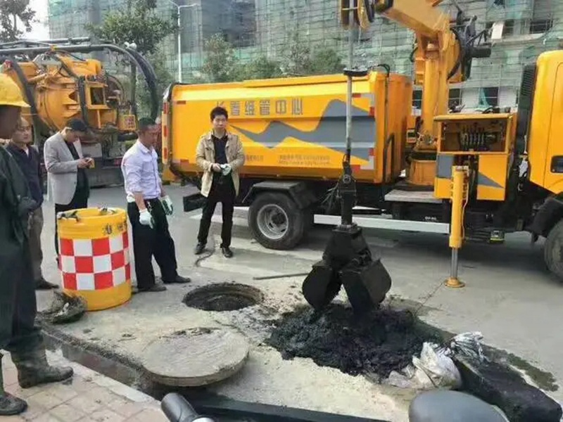 怀远街道：网格员化身“清道夫”，为民解忧疏通“堵心”化粪池
