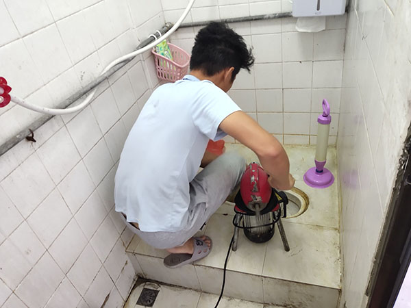 怀远肥皂掉到马桶里把马桶堵住了怎么办？马桶堵住了怎么办